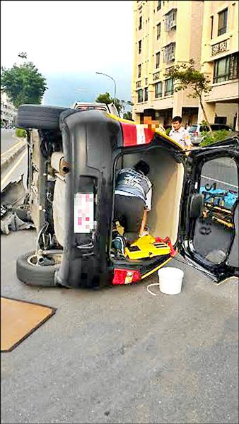 黃男酒駕撞上道路分隔島翻車。（記者陳文嬋翻攝）