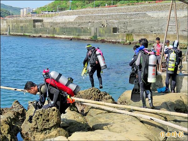 潛水志工正準備下水淨海。（記者俞肇福攝）