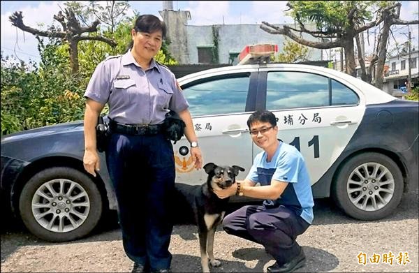 中埔分局義仁派出所所長何麗玲（左）收養的流浪狗小黑（中），常跟著警車去巡邏，員警戲封牠是「一毛二」。（記者余雪蘭攝）