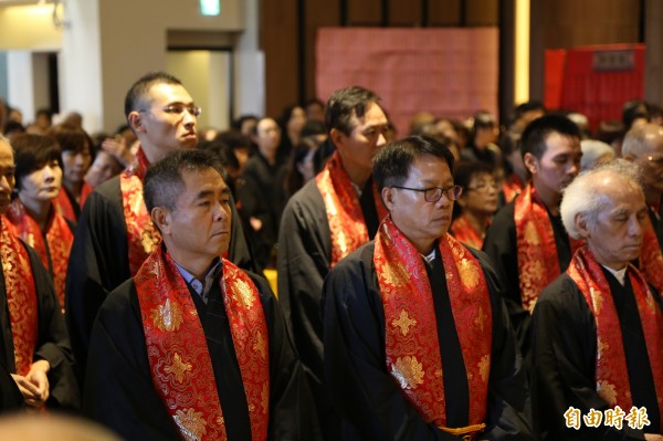 千佛山白雲禪寺位於新北市新店、烏來災區,特地舉辦「梁皇燄口息災普度大法會」為重災區祈福;曾指揮、協助救災的高階消、警(後排左1、左2)都到場祈福。(記者吳仁捷攝) 千佛山白雲禪寺位於新北市新店、烏來災區,特地舉辦「梁皇燄口息災普度大法會」為重災區祈福;曾指揮、協助救災的高階消、警(後排左1、左2)都到場祈福。(記者吳仁捷攝)
