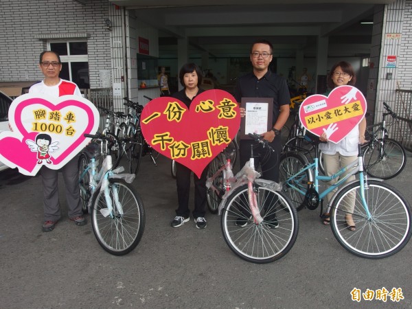 陳雲程（右二）砸逾一百萬元，購買一千台腳踏車，完成阿嬤畢生願望。（記者朱則瑋攝）