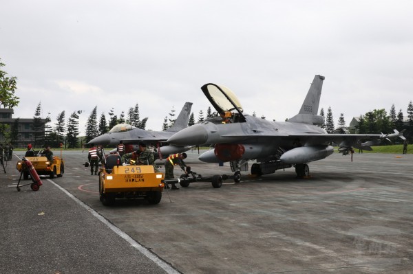 軍方舉行漢光演習實兵演練，多架空軍戰機由西部基地轉場花蓮，以保存戰力。（圖由軍聞社提供）。