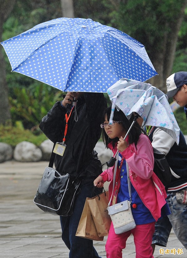 明天氣溫降低且全台有降雨可能，民眾外出記得攜帶雨具和注意保暖。（資料照，記者廖振輝攝）