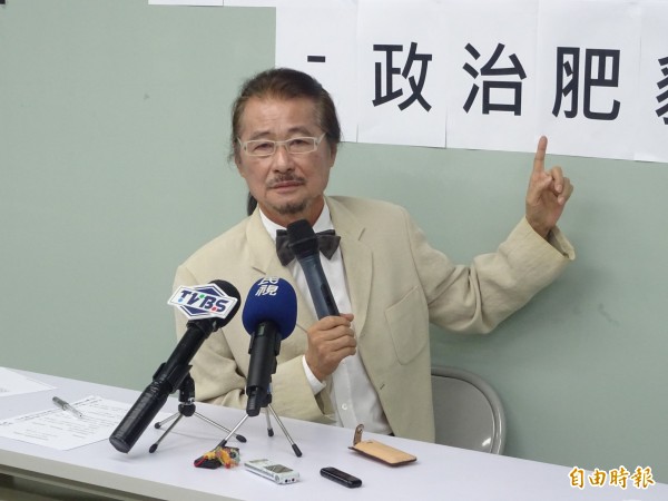 獨立總統參選人施明德主張修法刪除個人選舉補助款，剷除政治肥貓，他爆料說有人拿選舉補助款去買別墅。（記者李欣芳攝）