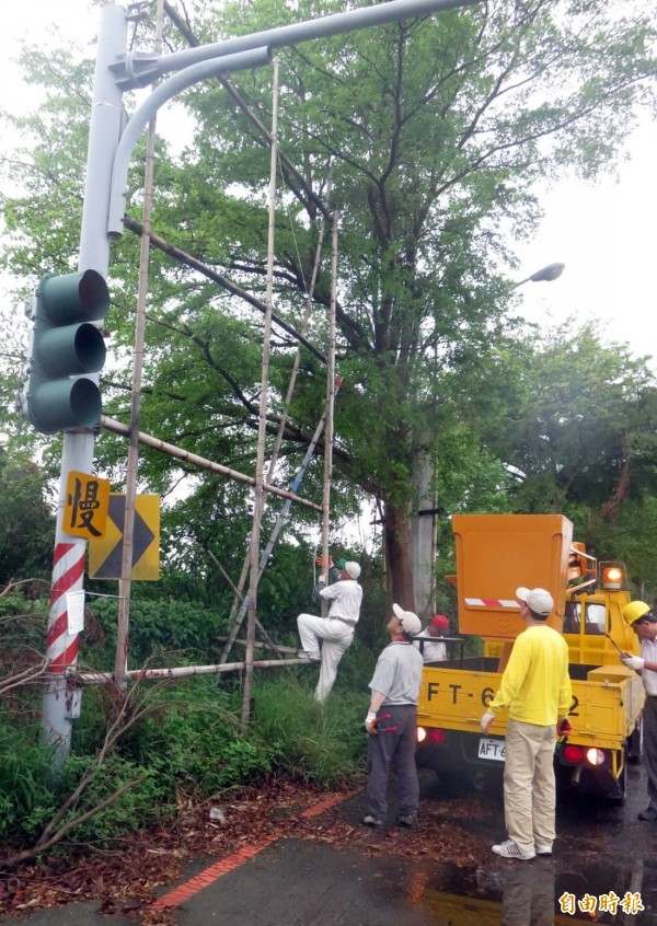 台南市執行違規鷹架廣告物即報即拆計畫，呼籲違規業者應儘速自行拆除。（記者蔡文居攝）