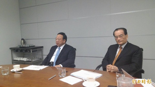 高鐵董事長翁文祺（左起）、執行長鄭光遠表示，對財改案審慎樂觀，也希望新增3站能順利在12月1日啟用通行。（記者黃立翔攝）