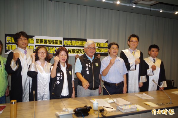 縣長李進勇(中)將聲請立法院議決、司法院釋釋,捍衛全民健康。(記者林國賢攝) 縣長李進勇(中)將聲請立法院議決、司法院釋釋,捍衛全民健康。(記者林國賢攝)