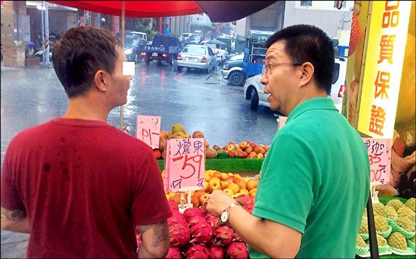 涉嫌行竊火龍果的歐嫌（左）賤賣銷贓。（記者謝介裕翻攝）