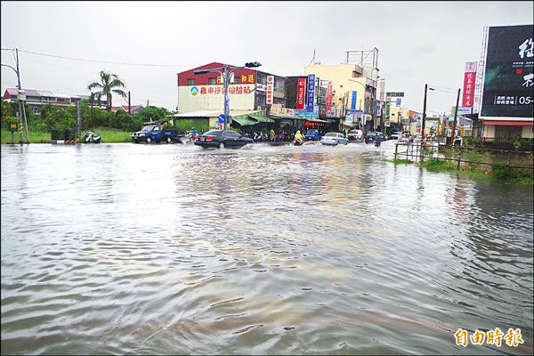 斗六市昨中午一場驟雨，縣府前府文路、雲林路一度積水逾半個輪胎高。（記者林國賢攝）