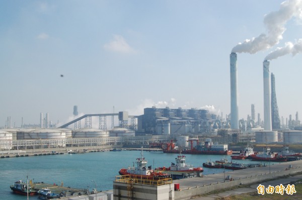 雲林縣政府報請備查的「雲林縣工商廠場禁止使用生煤及石油焦自治條例」,環保署表示因與「地方制度法」及「空氣污染防制法」部分條文有所牴觸,因而宣告無效。(資料照,記者林國賢攝) 雲林縣政府報請備查的「雲林縣工商廠場禁止使用生煤及石油焦自治條例」,環保署表示因與「地方制度法」及「空氣污染防制法」部分條文有所牴觸,因而宣告無效。(資料照,記者林國賢攝)