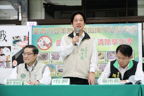 台南市長賴清德與疾管署長郭旭崧一同開會。（擷取自賴清德臉書）