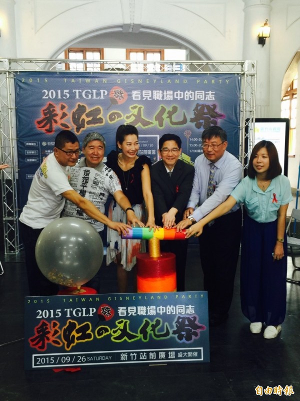 新竹市府與台灣紅絲帶基金會和風城部屋一起推動6色氣球筒，象徵尊重多元性別文化及職場中的同志，鼓勵大家來參與彩虹文化祭。（記者洪美秀攝）