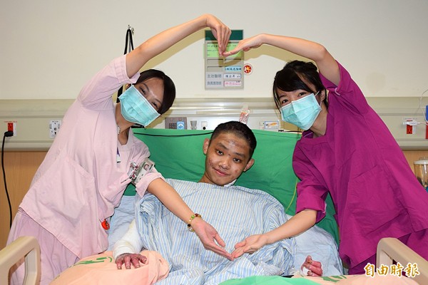 亞東醫院收治的八仙塵爆傷患，其中一位受傷面積高達79%傷者，已轉入普通病房，還能與醫護人員開完笑。（資料照，亞東醫院提供）