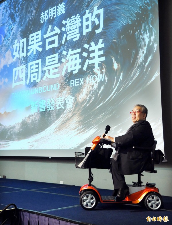 前國策顧問郝明義9日舉行《如果台灣的四周是海洋》新書發表會，說明自己理念。（記者方賓照攝）