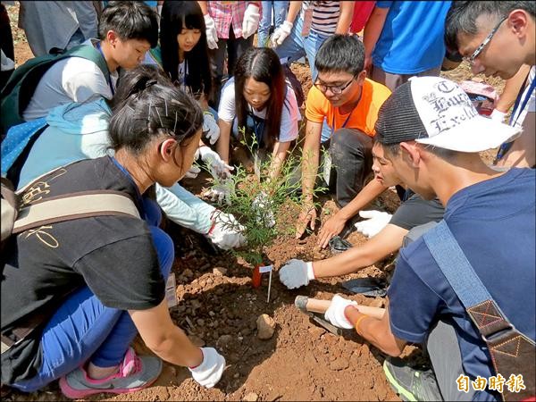 東海大學新生訓練讓新生植樹，打造「肖楠大道」，增加東海風景。（記者蘇孟娟攝）