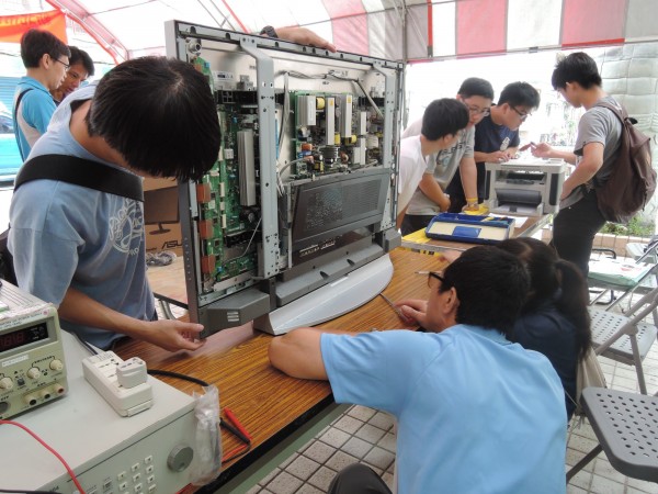 台灣科技大學社會服務團來到新北市烏來區，免費替居民檢修因風災而毀損的電器。（台科大提供）