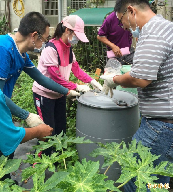 仁德區公所動員地毯式稽查，清除病媒蚊孳生源。（記者吳俊鋒攝）