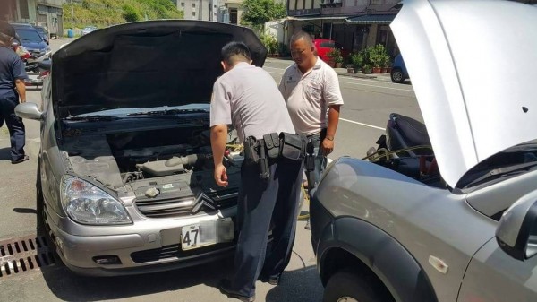 陳順旗開著私家車幫黃男跨接電線。（記者吳政峰翻攝）