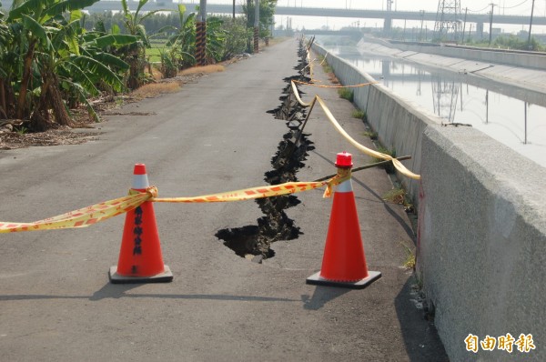 麥寮施厝大排防汛道路嚴重龜裂，現封鎖禁止人車通行。（記者陳燦坤攝）