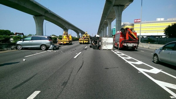 國道發生自小客車與貨車的碰撞車禍，交通一度受阻。（消防局提供）