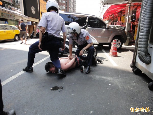 警查緝竊車案，先壓制鄭姓嫌犯，警槍遭搶走3小時後，嫌犯交出警槍、子彈。
（記者吳仁捷攝） 