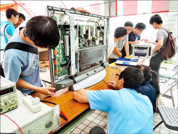 台灣科技大學社會服務團來到新北市烏來區，免費替居民檢修因風災而毀損的電器。（台科大提供）