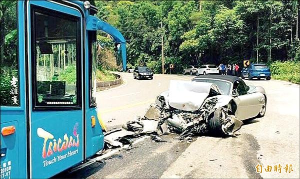 來自高雄保時捷車隊的馬姓女子駕車與遊覽車發生對撞後，車體幾乎面目全非。（記者謝介裕攝）