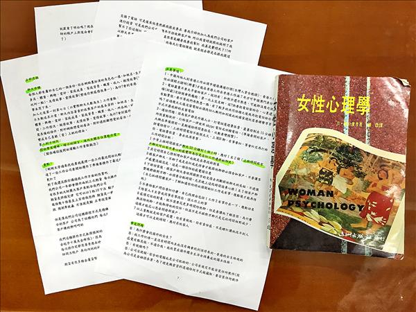 詐騙集團還備有教戰守則及女性心理學書籍，供成員學習。（記者李忠憲翻攝）