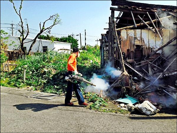 嘉義縣出現第九例登革熱病例，衛生署派員至個案住處周遭消毒。（記者蔡宗勳翻攝）