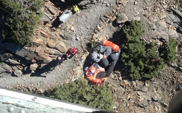 一名馬國女子登玉山時，不慎跌落山坡，海鷗救護隊直升機趕往吊掛救援下山。（空軍455聯隊提供）