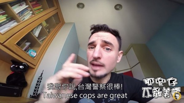 黑素斯認為台灣警察都很友善，且非常熱心。（圖擷取自YouTube）