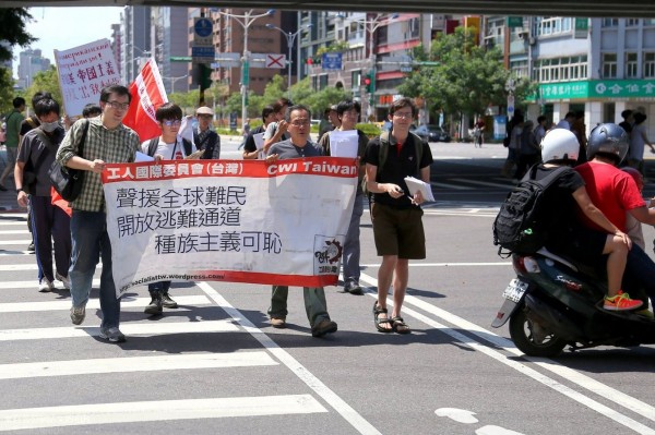 抗議人士喊著「聲援全球難民」、「開放逃難通道」、「種族主義可恥」的口號抗議。（圖擷取自苦勞網）