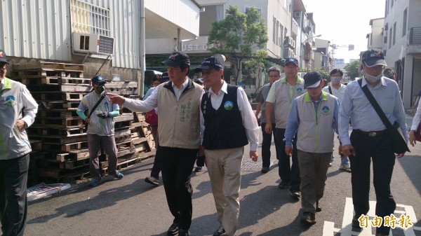 環保署長魏國彥（左二）在市長賴清德（左一）陪同下視察台南登革熱噴藥防疫工作。（記者洪瑞琴攝）