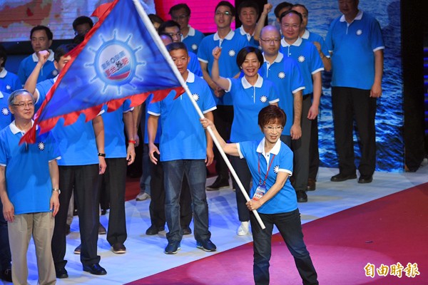 圖為國民黨第十九次全國黨代表大會,洪秀柱揮舞戰旗宣示選戰開打。(記者張嘉明攝) 圖為國民黨第十九次全國黨代表大會,洪秀柱揮舞戰旗宣示選戰開打。(記者張嘉明攝)