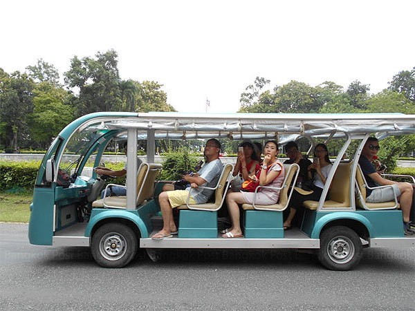 中國遊客乘車逛清邁大學。（圖擷取自網路）