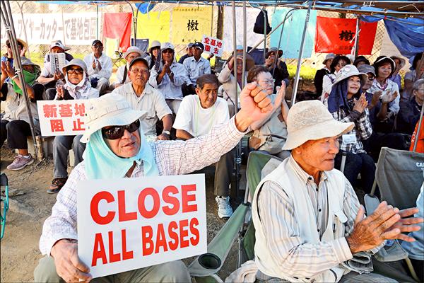 日本沖繩反美軍基地民眾，持續在當地美軍營區前抗議。（歐新社）