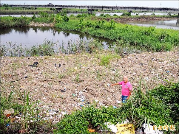 壯圍鄉宜蘭河下游旁農地，被棄置大批廢棄物，宛如小型垃圾場。（記者江志雄攝）