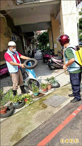 預先防治登革熱與消滅病媒蚊，展開地毯式環境噴藥消毒作業。（記者黃鐘山攝）