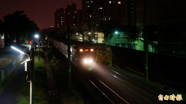 台鐵有班深夜發車的「神秘列車」，某週3次從深夜發車、中午抵達，得花13小時繞行4分之3個台灣。圖為莒光號。（資料照）