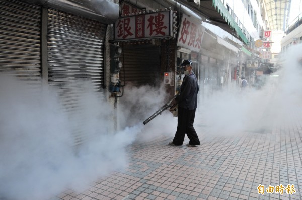 台南市議員林阳乙踼爆環保局發配過期登革熱噴藥，市調站人員將立即發文環保局查相關帳冊，並報請檢察官偵辦。（資料照，記者楊金城攝）