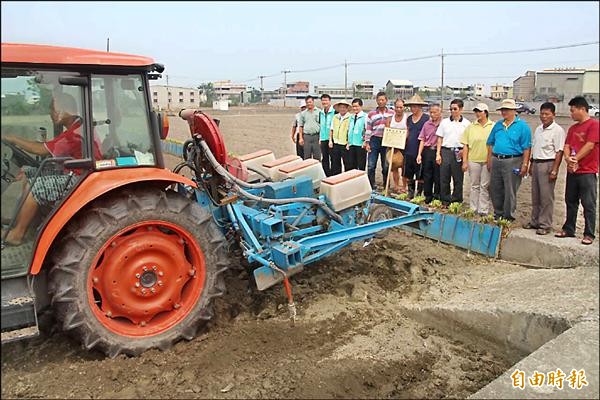 農民參加耕耘機田間大豆播種觀摩。（記者張軒哲攝）