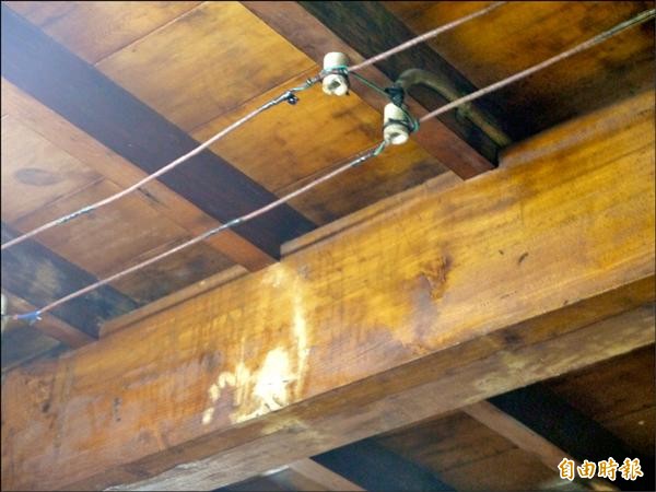 日治時期木造房屋為了防止電線走火而設置的「礙子」。（記者簡惠茹攝）