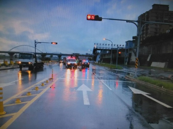 車禍現場為新莊堤外道路。（記者曾健銘翻攝）