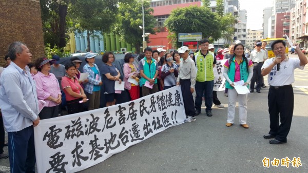 小港居民對基地台火大，拉抗議布條喊拆。（記者洪臣宏攝）