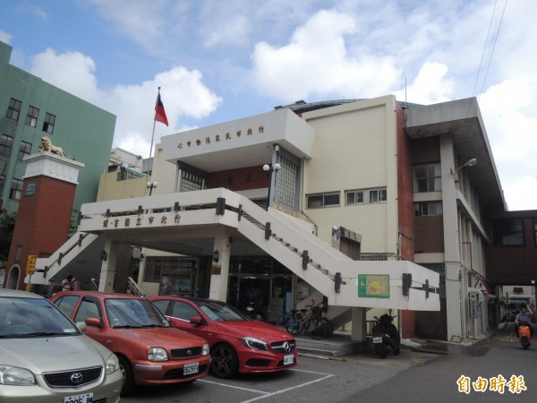 新竹縣竹北市民眾活動中心兼圖書館，經鑑定有安全虞慮，市代會臨時會今天審議通過公所提案報廢，將就地拆除重建多用途的辦公廳舍大樓。（記者廖雪茹攝）