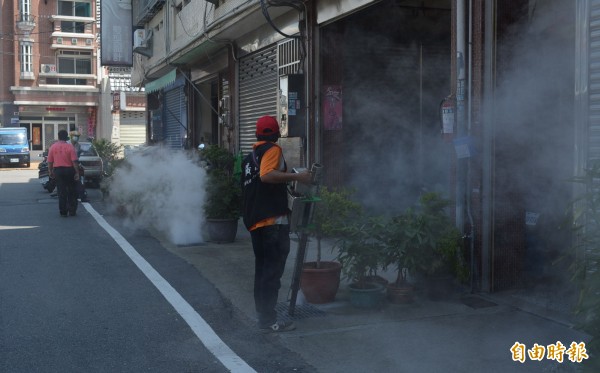 全台登革熱疫情拉警報，各地為了防疫進行噴藥消毒。（記者陳建志攝）