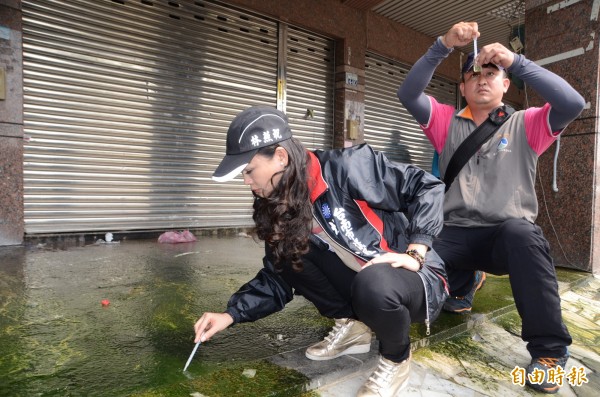 永康區空屋髒亂，嚴重滲水，恐淪為防疫漏洞，市議員林燕祝（左）現勘。（記者吳俊鋒攝）