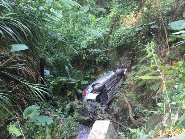 彰化縣28歲男子林茗程3天前開車墜落南投縣國姓鄉乾溝村峰竹路下約5、60公尺山谷。（記者佟振國攝）