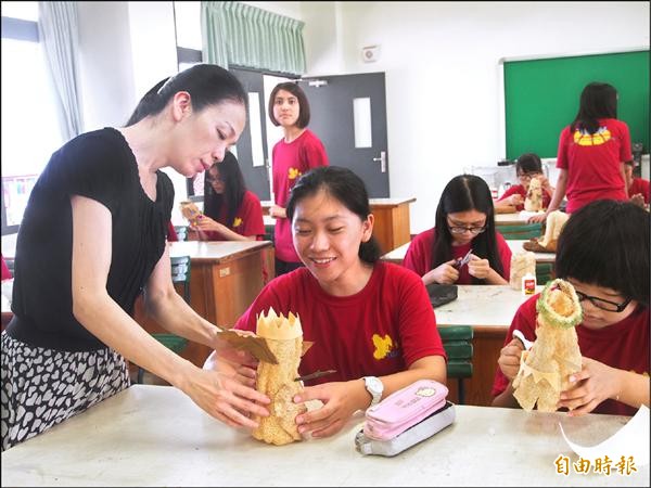 在美術老師康毓庭的指導下，東女學生用菜瓜布做環保燈籠。（記者王秀亭攝）