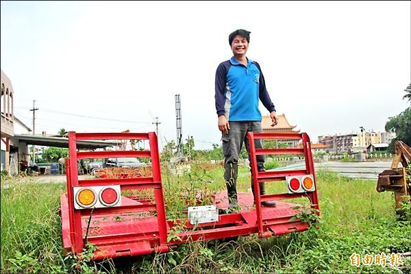 陳安茂自己改裝的農機具。（記者陳彥廷攝）